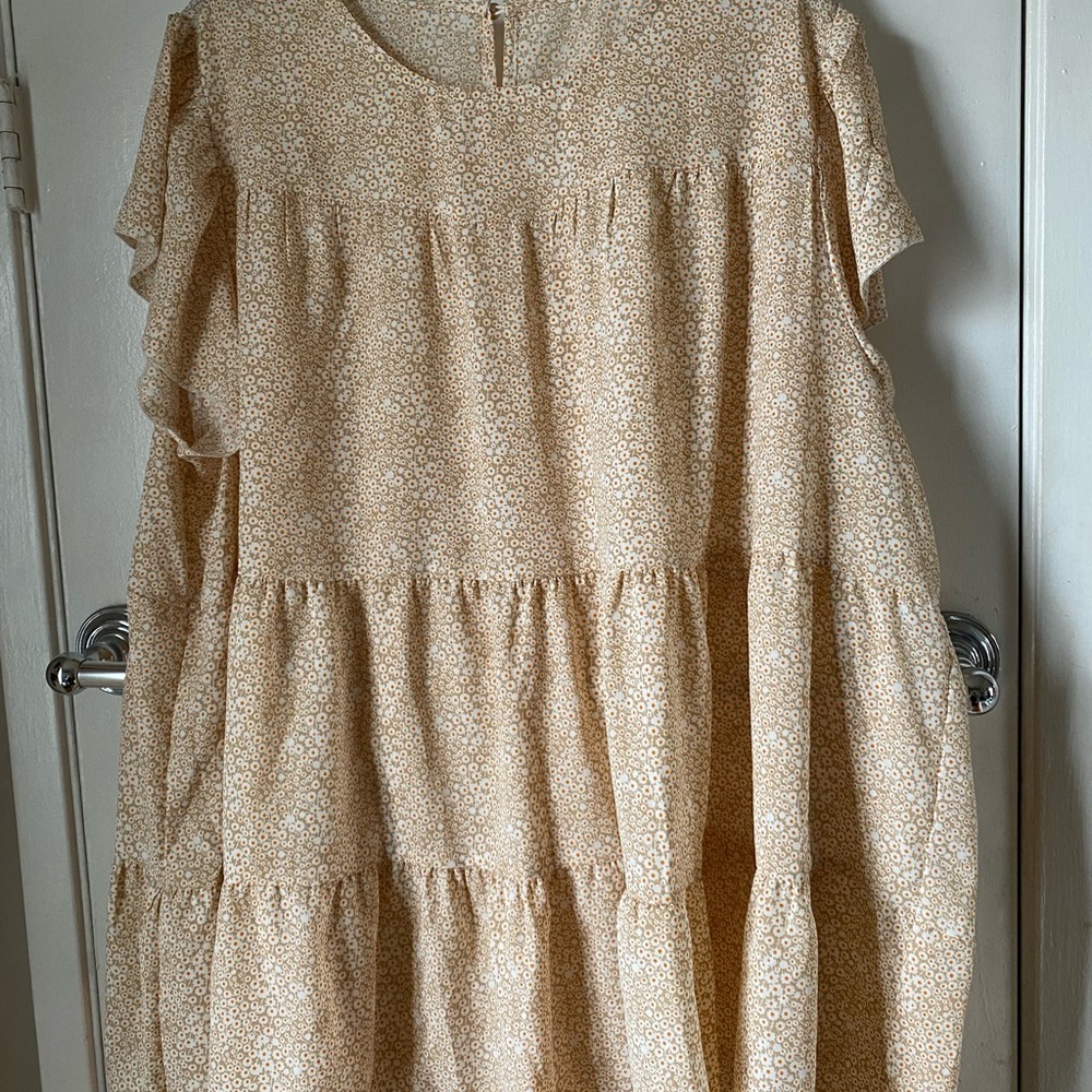 Beautiful summer blouse with mini daisy print.